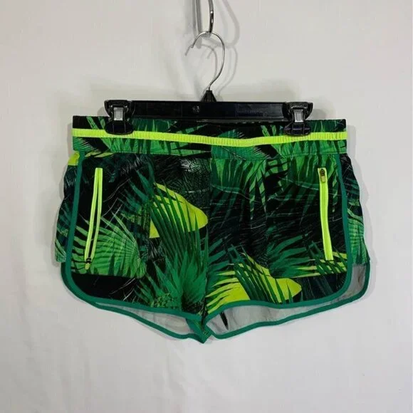 Fabletics woman’s palm shorts. New condition. Size medium. With pockets/zippered - Picture 8 of 8